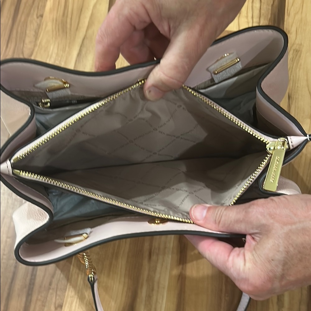 Michael Kors Pink Shoulder Bag with Gold Hardware - Picture 5 of 6